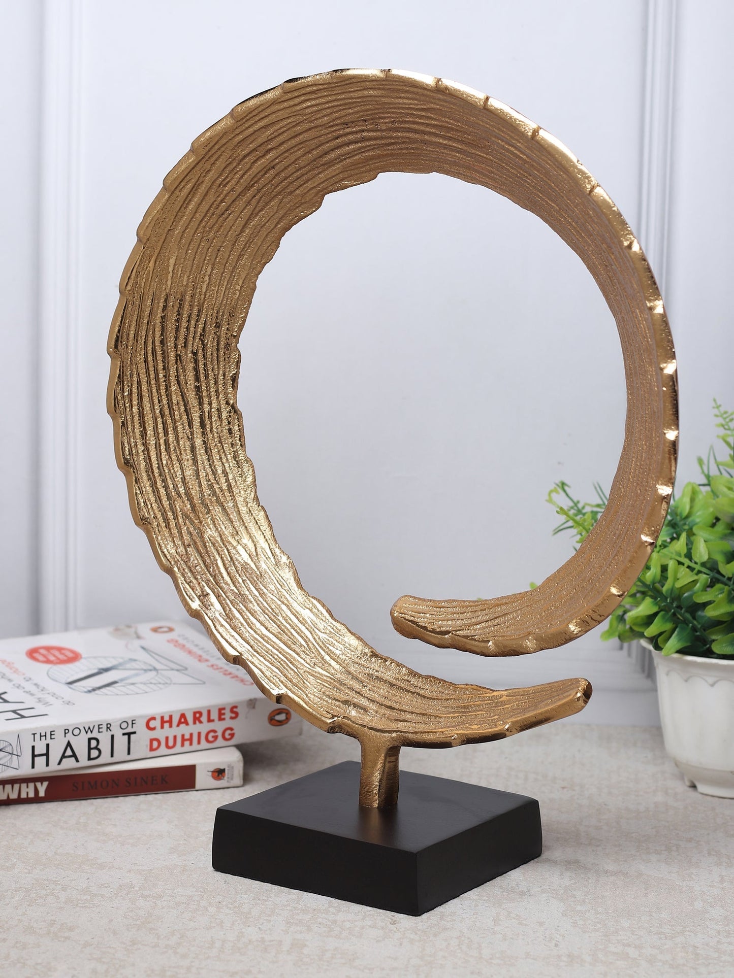 Abstract Spiral Sculpture – Modern Decorative Accent for Sophisticated Interiors