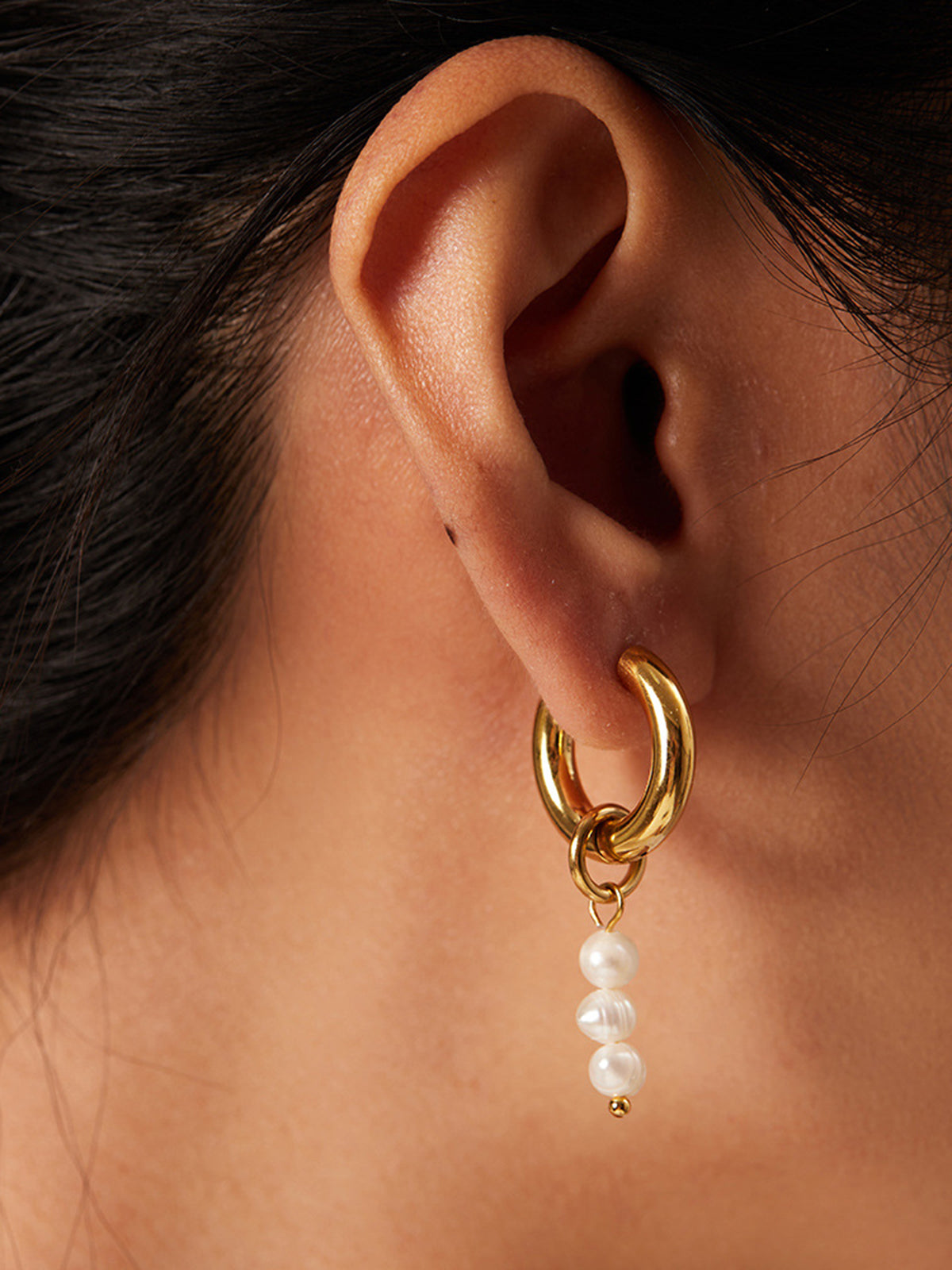 Elegant Pearl Drop Earrings - Modern Sophistication